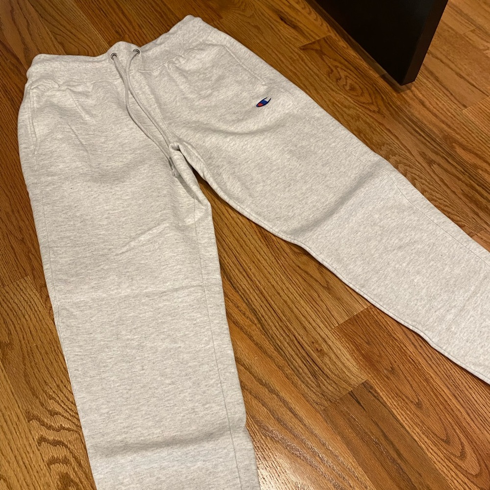 Champion women’s reverse weave sweats in gray